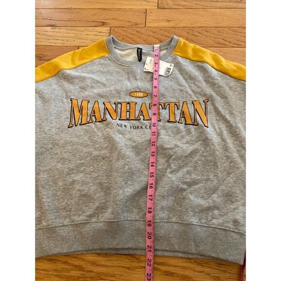 NWT Divided H&M women’s grey gold crew neck graphic print pullover sweater sz M - Picture 5 of 8